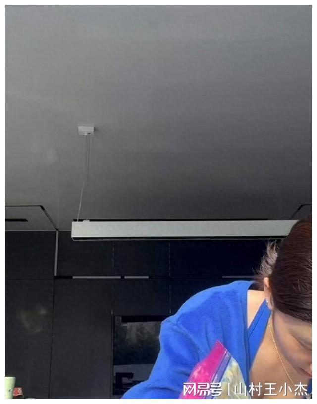 魔鬼身材大秀厨艺网友：好大啊！j9国际黄多多不愧是黄磊的女儿